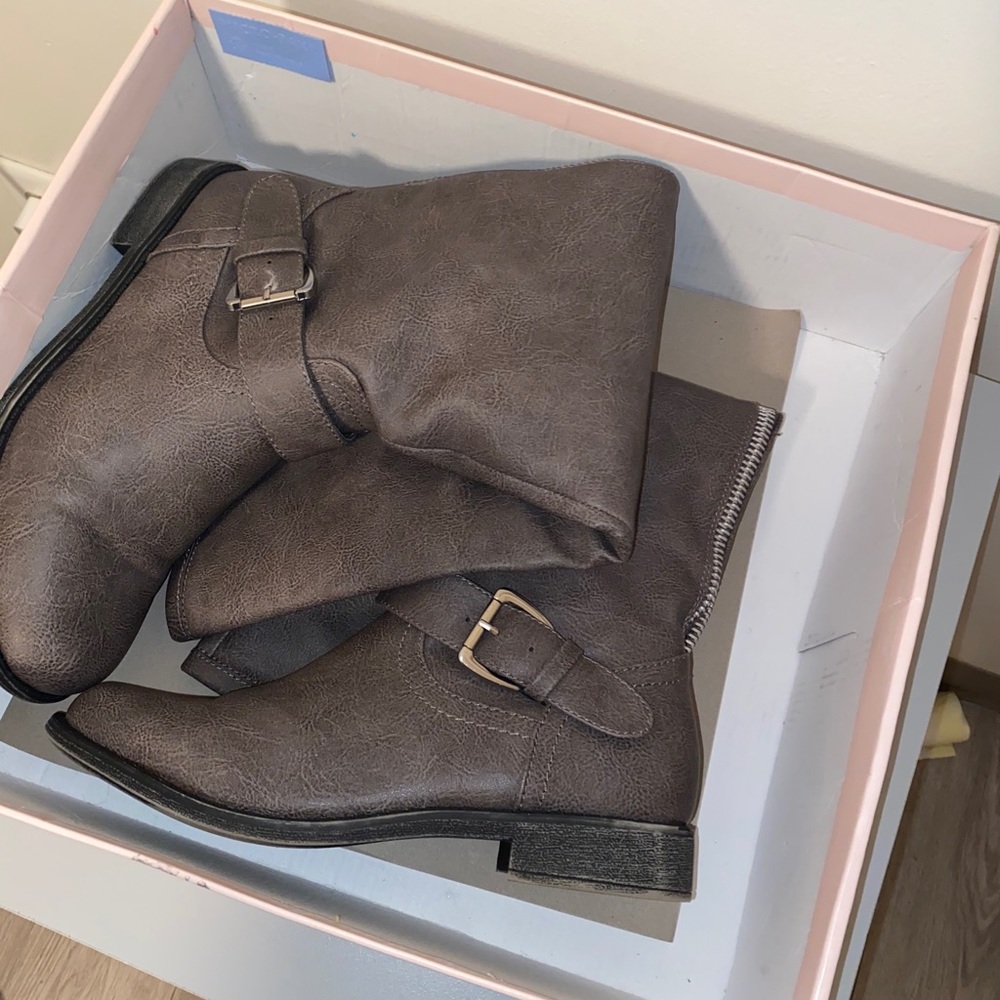 GRAY BOOTS